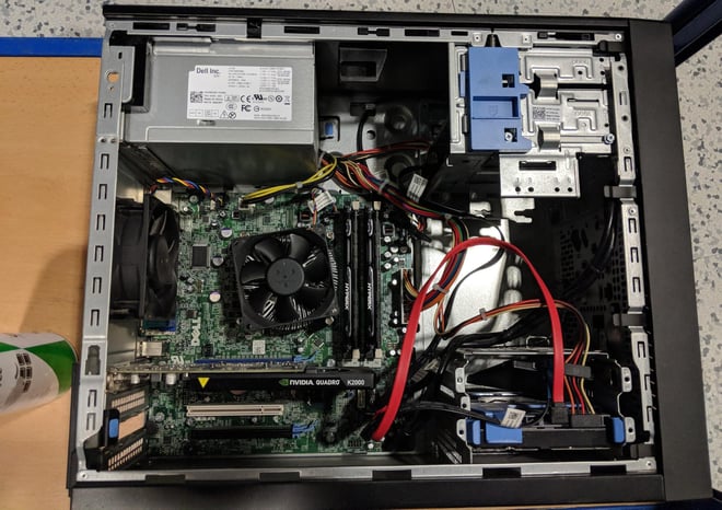 Reinigung des Inneren eines Desktop-PCs mit Druckluft.
