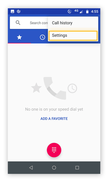 El menú desplegable se abre en la parte superior derecha de la aplicación del teléfono en Android con «Ajustes» resaltado en el menú.