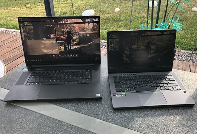 Deux ordinateurs portables placés sur une table à l’extérieur