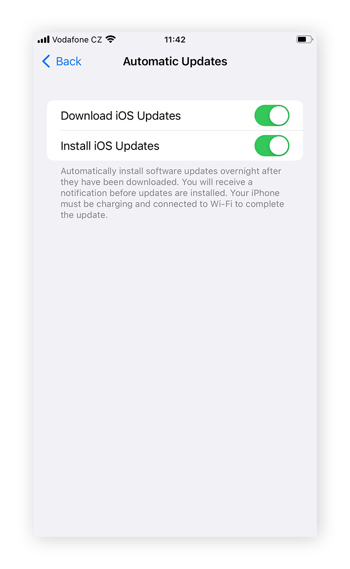 Active las actualizaciones automáticas de iOS en su iPhone para asegurarse de que su iPhone se mantiene al día con los parches de seguridad y otras funciones.