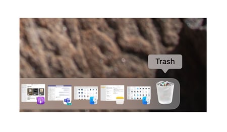 Acción de abrir la papelera en el Mac para completar la eliminación de bloatware y otros elementos no deseados del sistema.
