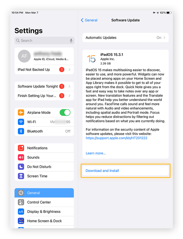 A tela de atualização de software nos ajustes do iPad. Toque em “Baixar uma instalação” para atualizar a versão do software do iPad.