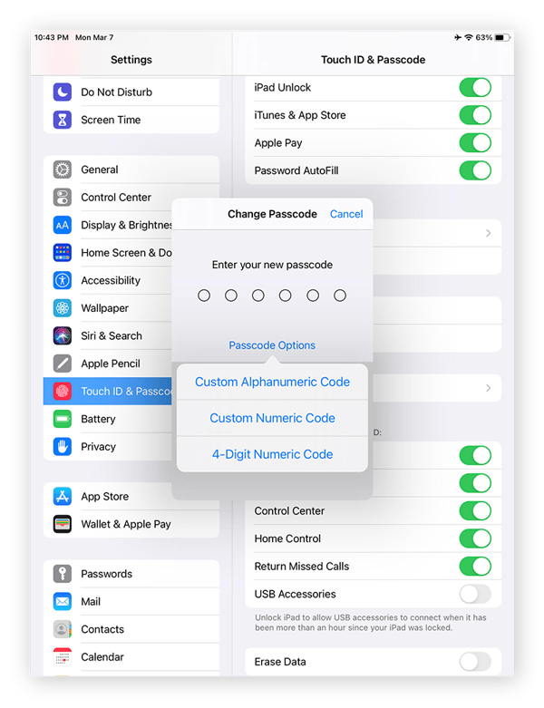 Opties die worden weergegeven wanneer u ‘Toegangscode wijzigen’ kiest in de opties voor Touch ID en toegangscode op de iPad. Een van de opties is 'aangepaste alfanumerieke code'.
