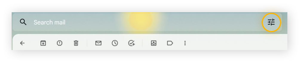 Imagen de la barra de búsqueda de Gmail, con el icono de opciones de búsqueda resaltado.
