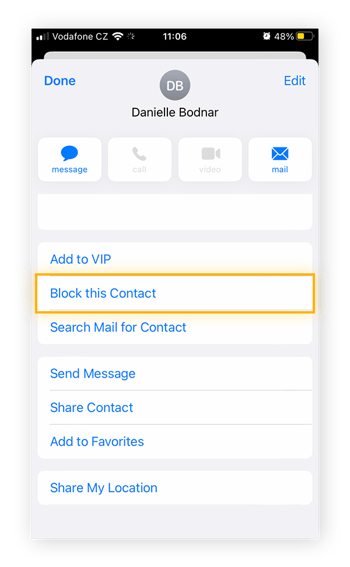  Captura de pantalla del menú Contactos de la aplicación Mail en iPhone, con la opción Bloquear contacto resaltada.