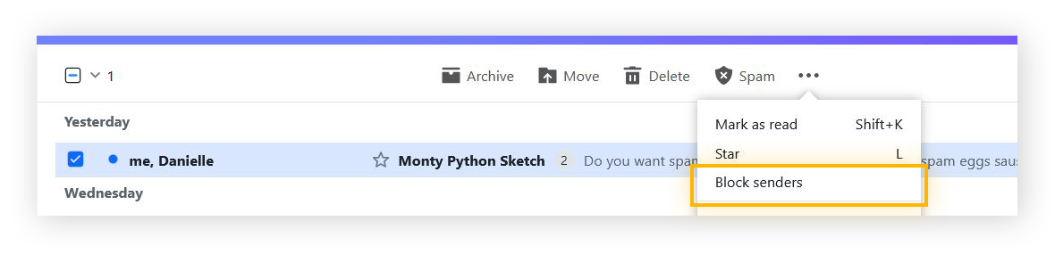 Afbeelding van Yahoo Mail-menubalk met de gemarkeerde optie Afzenders blokkeren onder het pictogram met drie horizontale puntjes