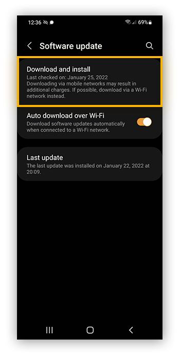 De optie "Downloaden en installeren" onder Software-update op Android is gemarkeerd
