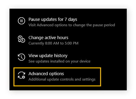 Algunos de los ajustes de la configuración de Windows Update, con Opciones avanzadas resaltado.