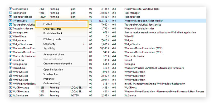  Finalización de la tarea TiWorker.exe en el Administrador de tareas de Windows 11.