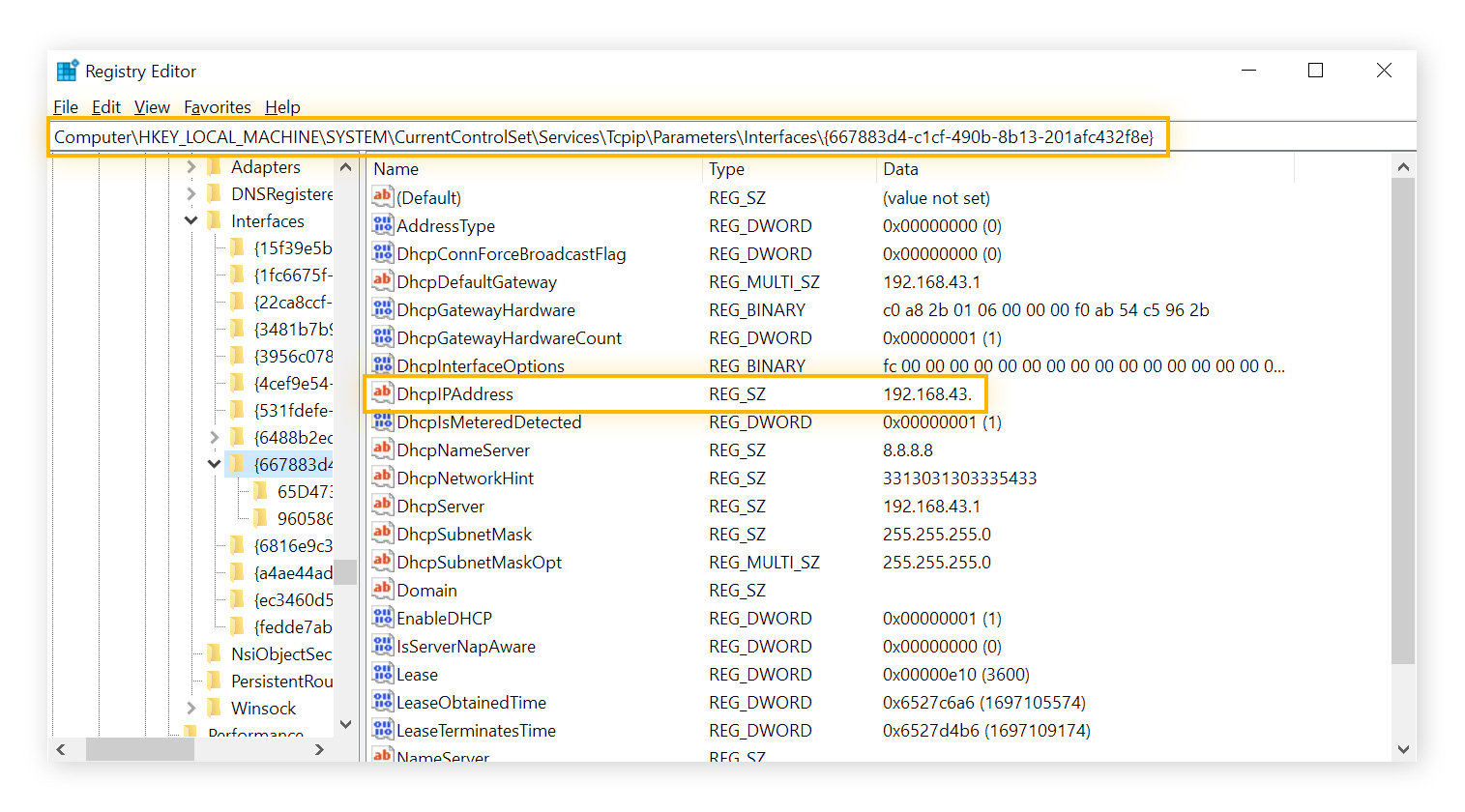 Imagen del Editor de Registro de Windows. Se ha encontrado la dirección IPv4 en el directorio de parámetros TCPIP.