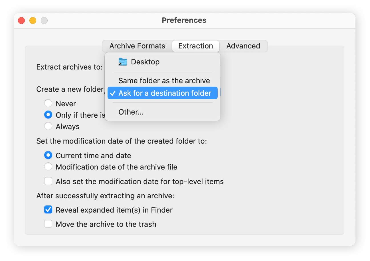 Pestaña Extracción de la pantalla de preferencias de The Unarchiver con la opción Solicitar carpeta de destino resaltada en el menú Extraer archivos en.