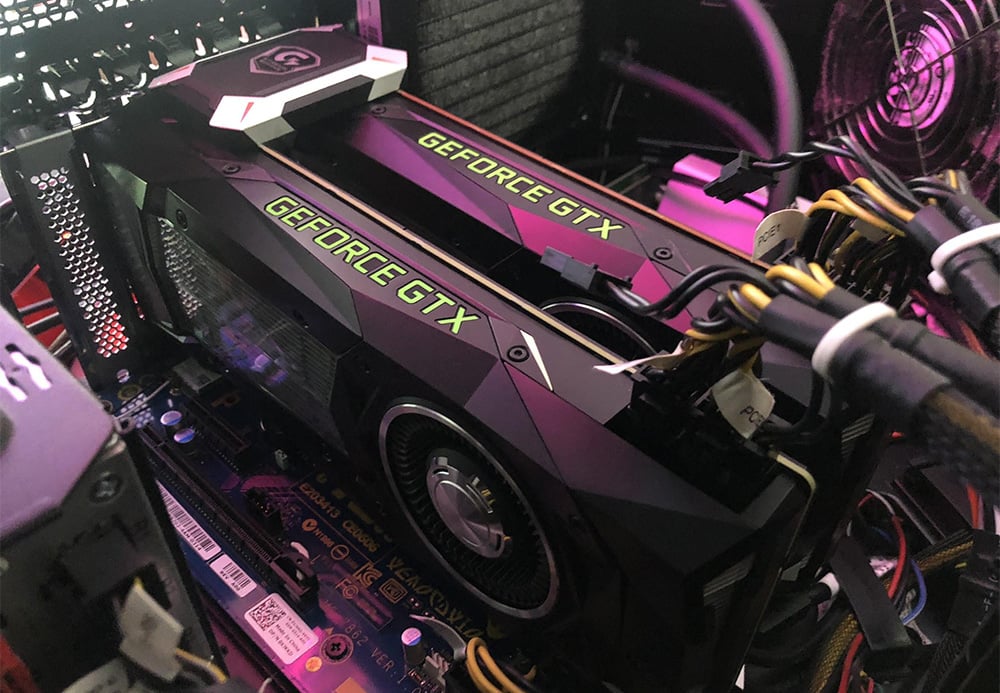 Um computador com duas placas de vídeo Titan Xp