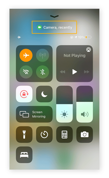 Una vista del centro de control del iPhone, que muestra en la parte superior un icono verde con «Cámara, recientemente» al lado, lo que indica que la aplicación de la cámara ha utilizado recientemente la cámara.