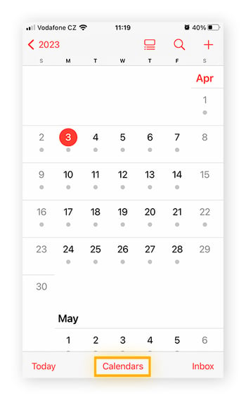 Captura de tela da tela principal do Calendário do iPhone, com a opção Calendários destacada
