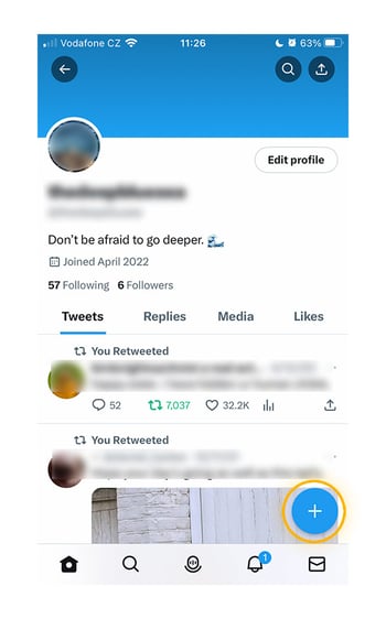 Um perfil do Twitter com o ícone azul "Adicionar tweet" destacado