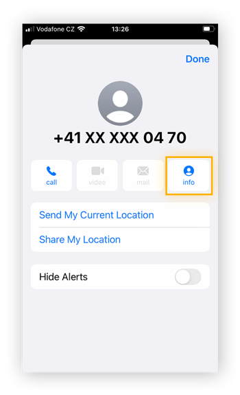 Öffnen Sie eine SMS von dem zu blockierenden Absender und tippen Sie zweimal auf „Info“. Dann haben Sie die Möglichkeit, die Nummer zu blockieren, um Spam abzuwehren.