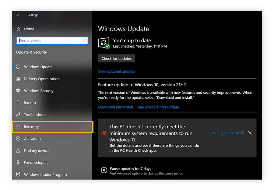Una vista de la pantalla de Windows Update en la configuración de Windows. La opción Recuperación aparece marcada con un círculo.