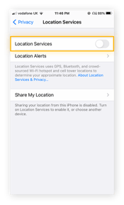 Изглед на настройките на услугите за местоположение в iPhone, като превключването превключва всички услуги за местоположение, изключени на изключване