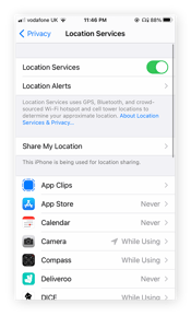 Изглед на настройките на услугите за местоположение в iPhone. Показани са приложения като камера и доставка