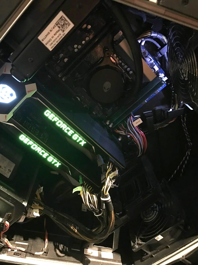 Zwei GeForce GTX-Karten im Computergehäuse Zwei GeForce GTX-Karten im Computergehäuse