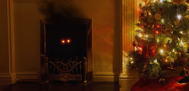 El maligno Papá Noel en una chimenea