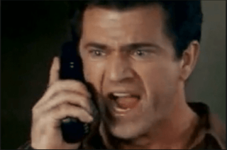 Imagem de Mel Gibson gritando em um telefone. Imagem de Mel Gibson gritando em um telefone.