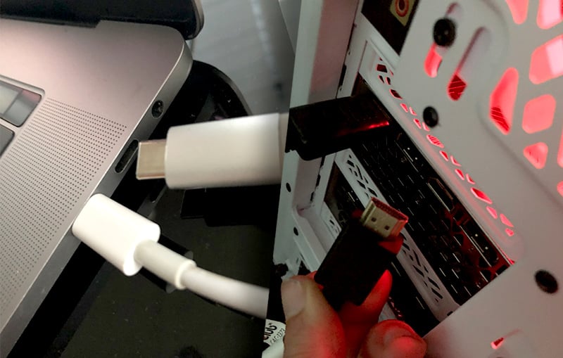 Pruebe a desconectar y volver a conectar todos los cables de vídeo para ver si se soluciona el problema de la pantalla negra.