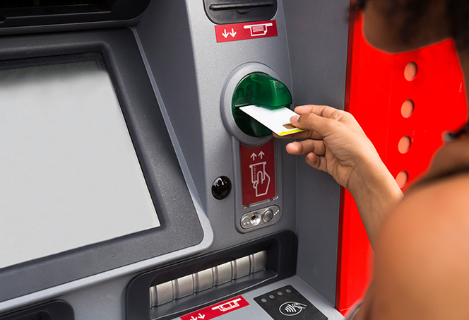 Cómo evitar el fraude en cajeros y tarjetas bancarias | AVG